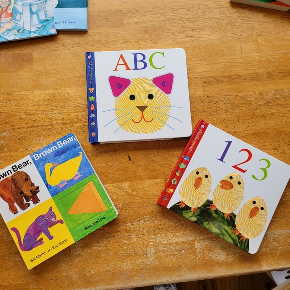 ☆4/$20☆ Kids book bundle - Picture 3 of 4